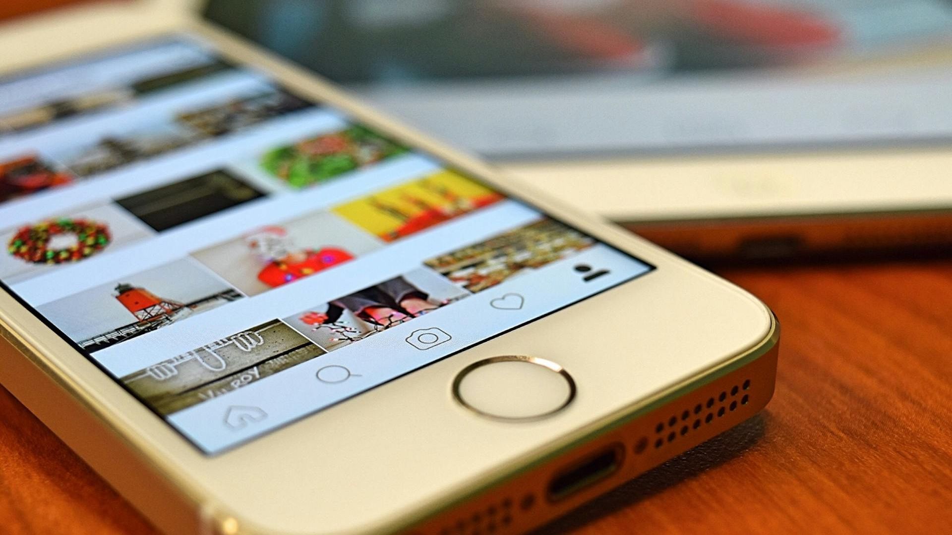 Un teléfono muestra el feed de una red social