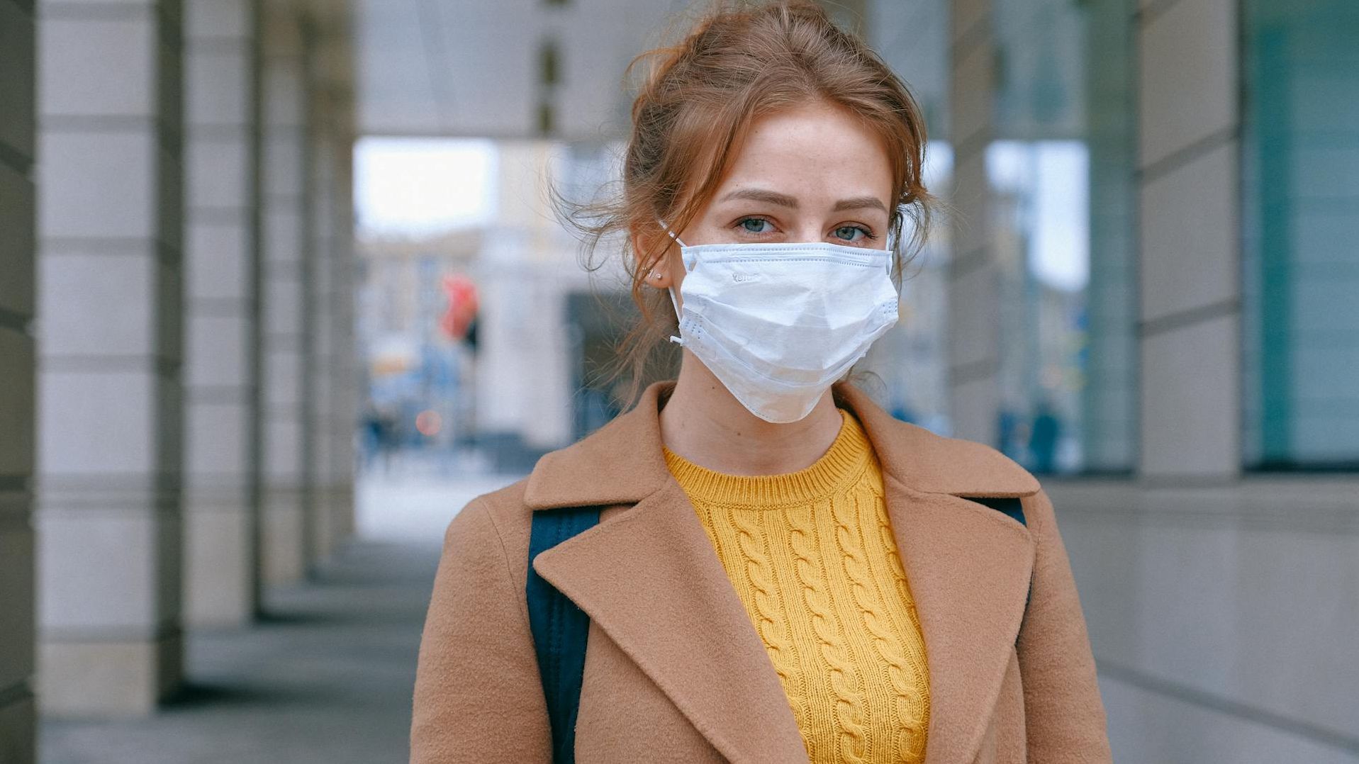 Una mujer se protege con una mascarilla, una de las medidas de prevención de la pandemia