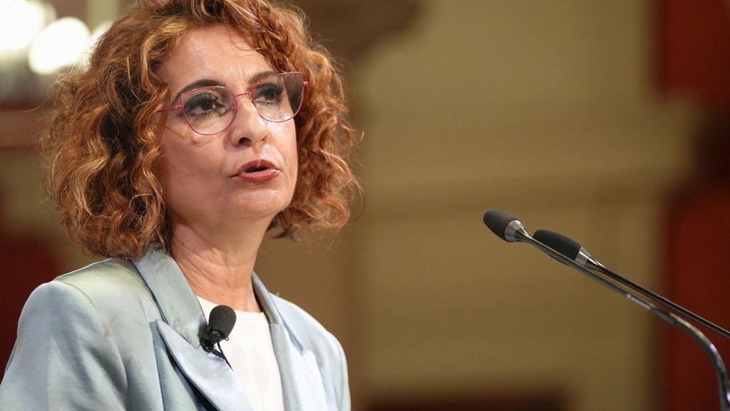 La vicepresidenta primera del Gobierno y ministra de Hacienda, María Jesús Montero, interviene durante el desayuno informativo de El Correo de Andalucía. A 02 de abril de 2025, en Sevilla (Andalucía, España). La vicepresidenta primera del Gobierno y minis