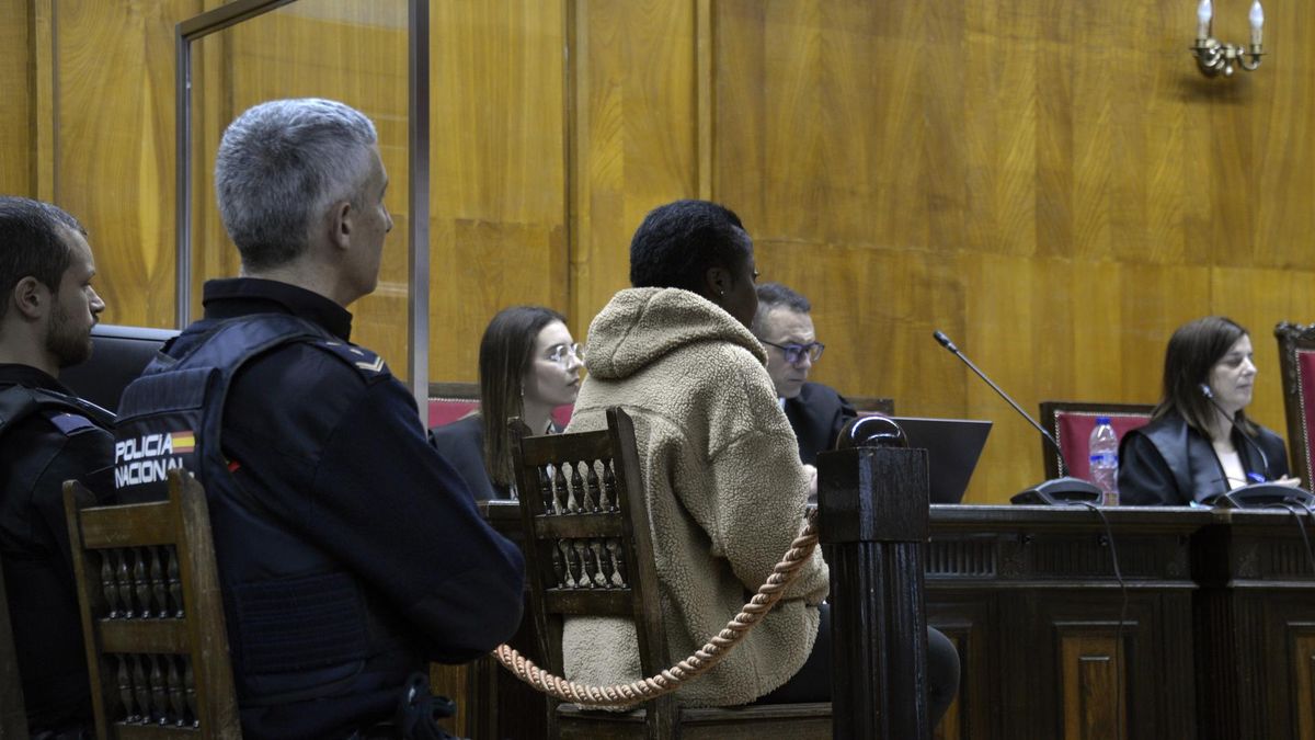 La mujer acusada de matar a su compañera de piso en O Barco de Valdeorras en septiembre de 2021, durante un juicio en la Audiencia Provincial de Ourense, a 24 de marzo de 2025, en Ourense, Galicia (España).