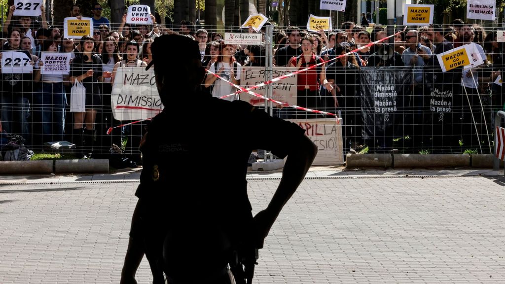 Carlos Mazón, recibido con gritos de dimisión por los estudiantes de la Universidad de Valencia