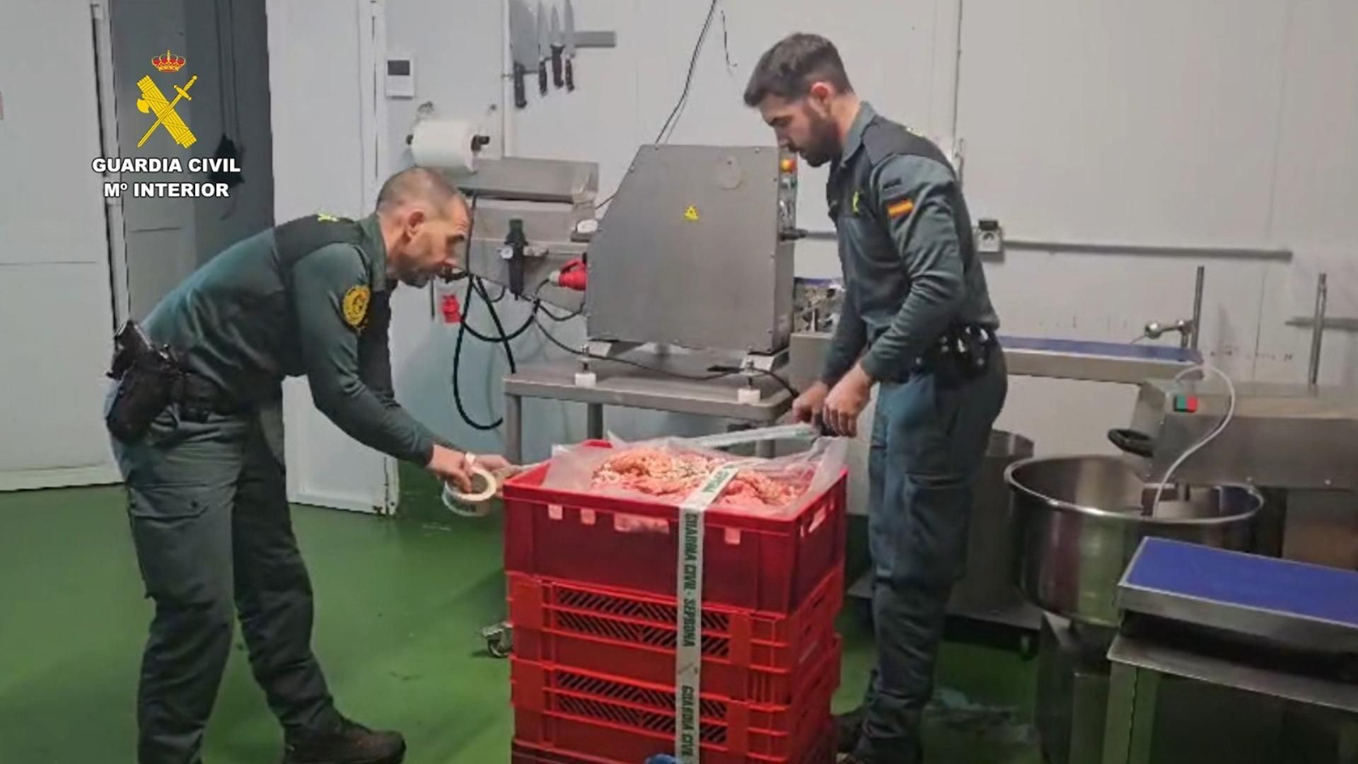Agentes de la Guardia Civil con la carne intervenida.