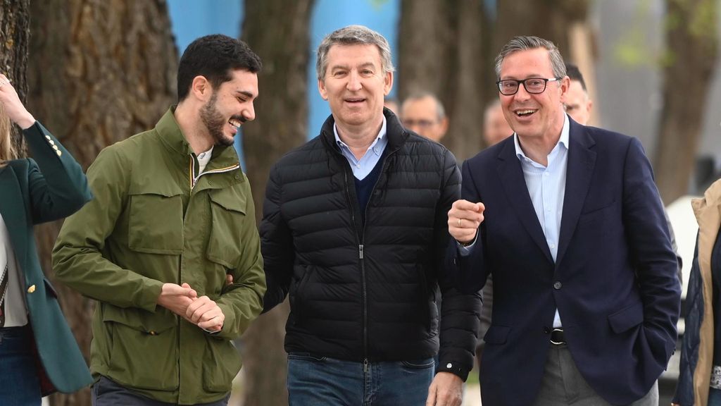 El alcalde de Torrejón de Ardoz, Alejandro Navarro Prieto, el presidente del Partido Popular, Alberto Núñez Feijóo, y el senador Alfonso Serrano,  asisten al partido entre el AD Torrejón CF y el Real Madrid, a 14 de abril de 2025, en Torrejón de Ardoz, Ma