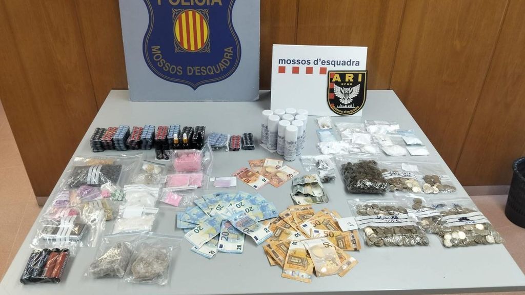 Drogas perquisadas en la entrada al domicilio.