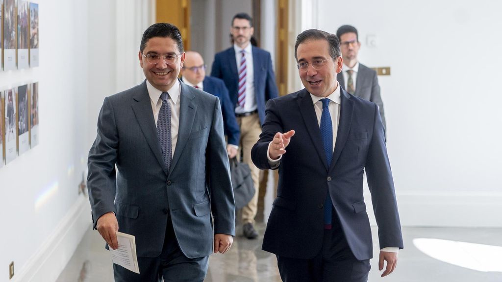 El ministro de Relaciones Exteriores, Cooperación africana y marroquíes en el extranjero, Nasser Bourita (i) y el ministro de Asuntos Exteriores, Unión Europea y Cooperación, José Manuel Albares (d).