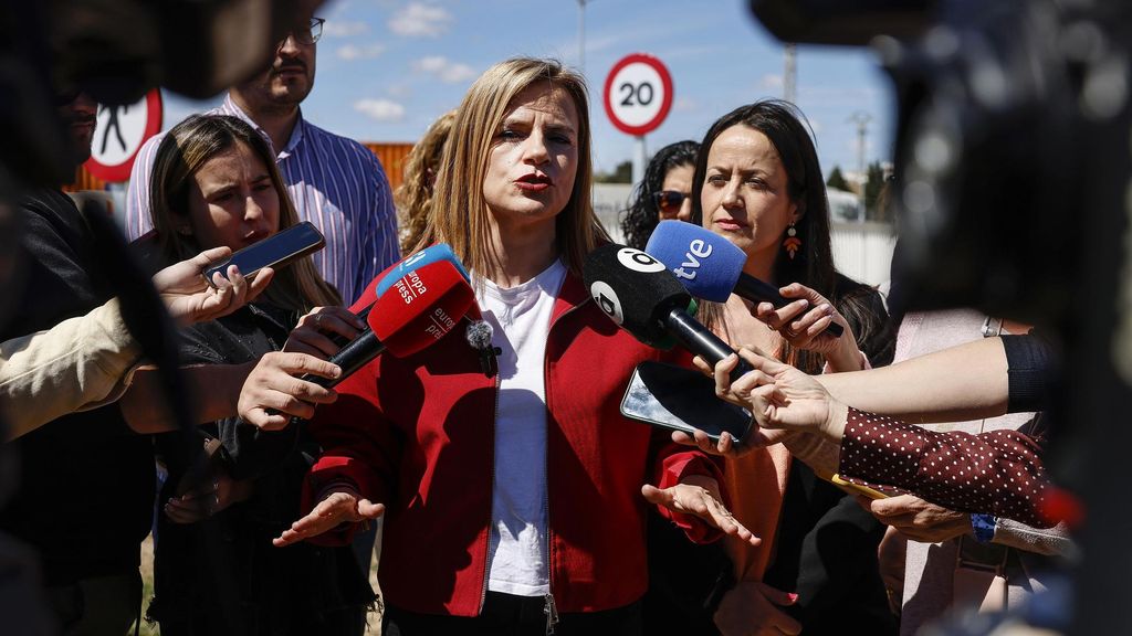 La delegada del Gobierno en la Comunitat Valenciana, Pilar Bernabé, ofrece declaraciones a los medios durante su visita a las actuaciones realizadas por Adif para la recuperación del paso subterráneo de las vías del tren a la altura de Catarroja