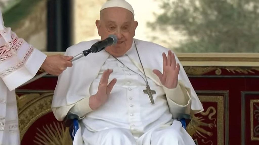 El Papa Francisco ha reaparecido este domingo sin cánulas nasales.