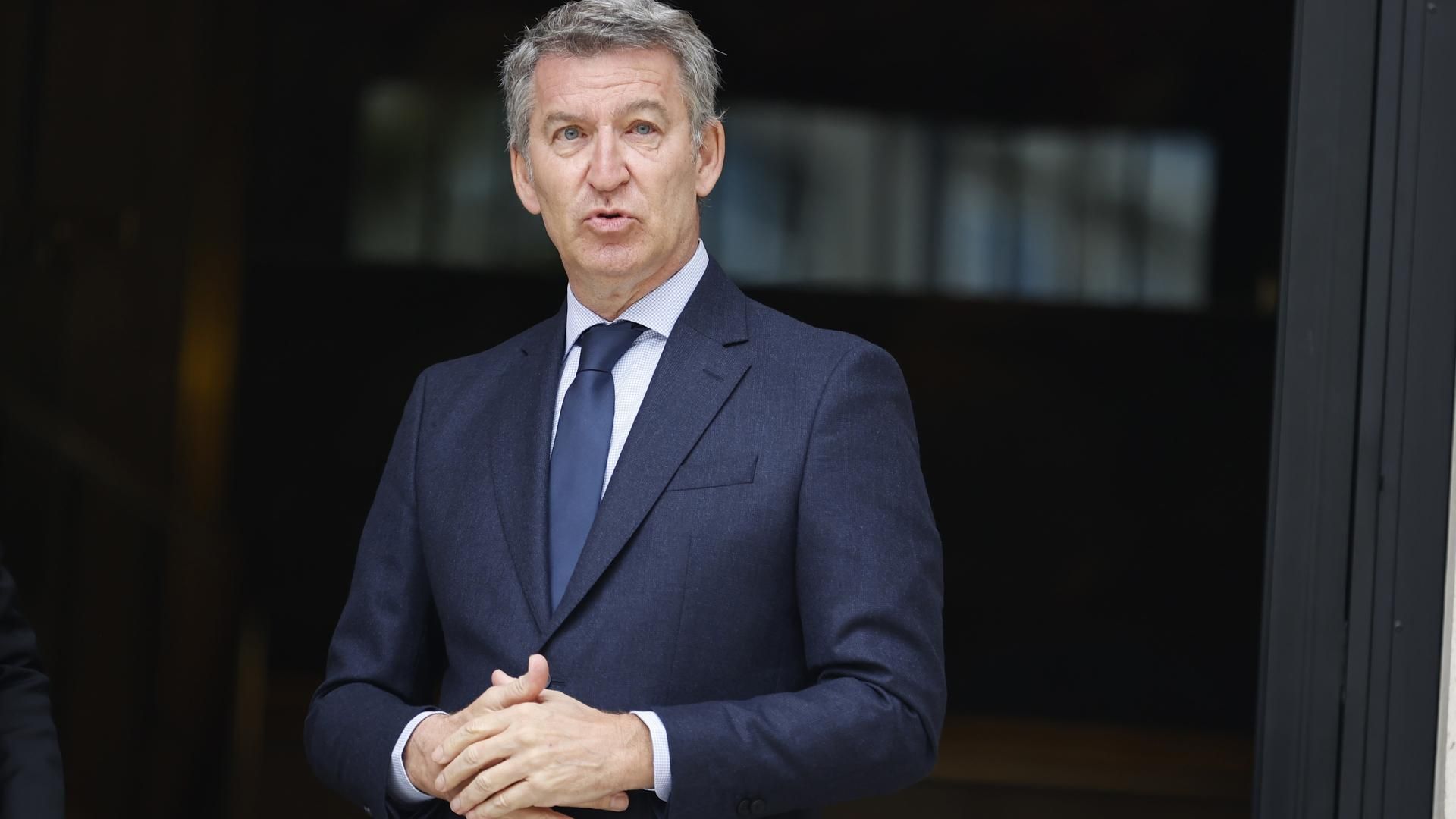 El presidente del PP, Alberto Núñez Feijóo, sale de la Nunciatura Apostólica tras firmar en un libro de condolencias por el fallecimiento del Papa Francisco I, a 22 de abril de 2025, en Madrid (España). El Papa Francisco falleció ayer, 21 de abril, a las