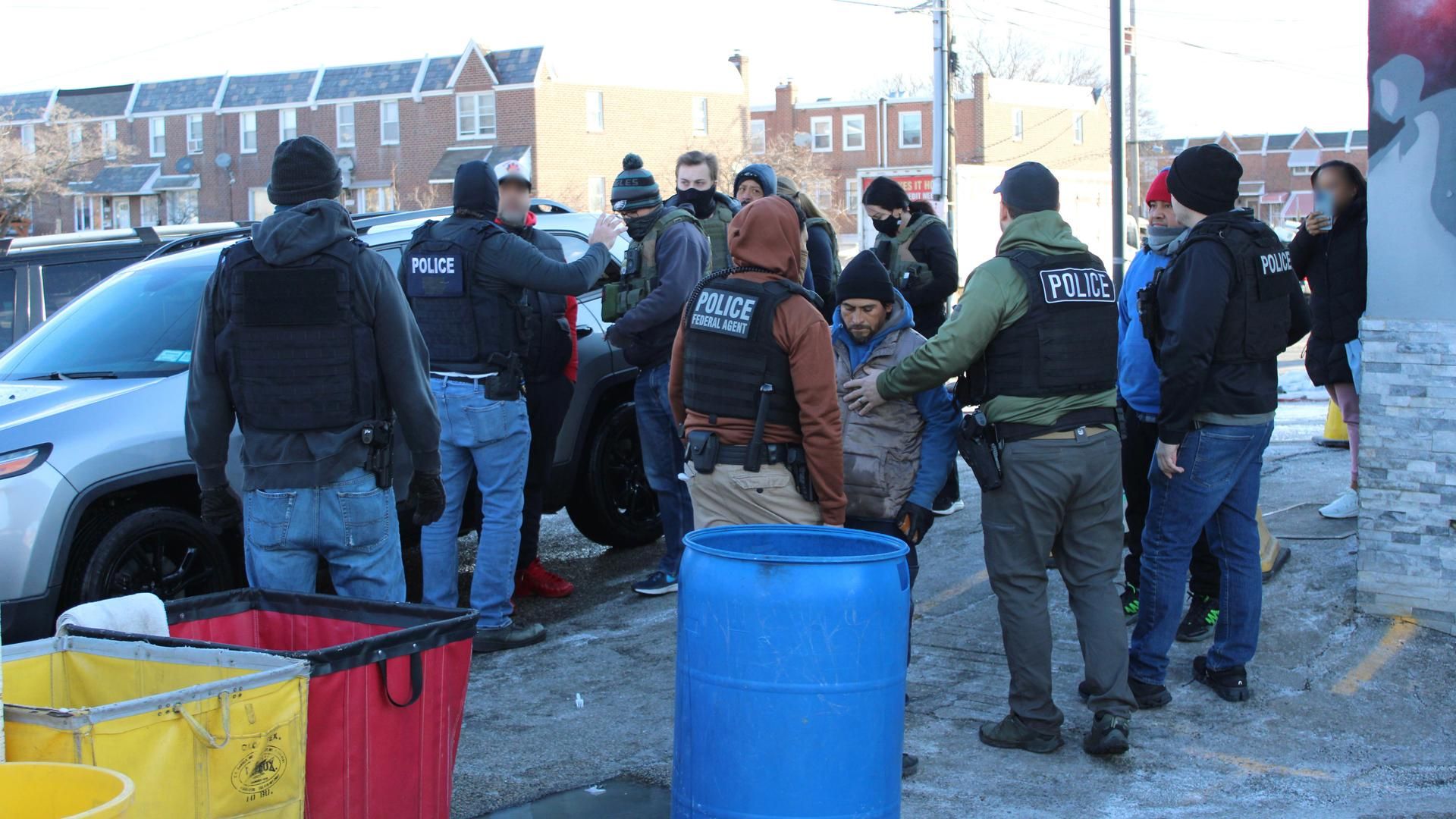 Archivo - Agentes federales arrestan a personas migrantes sin documentación en Filadelfia, Estados Unidos