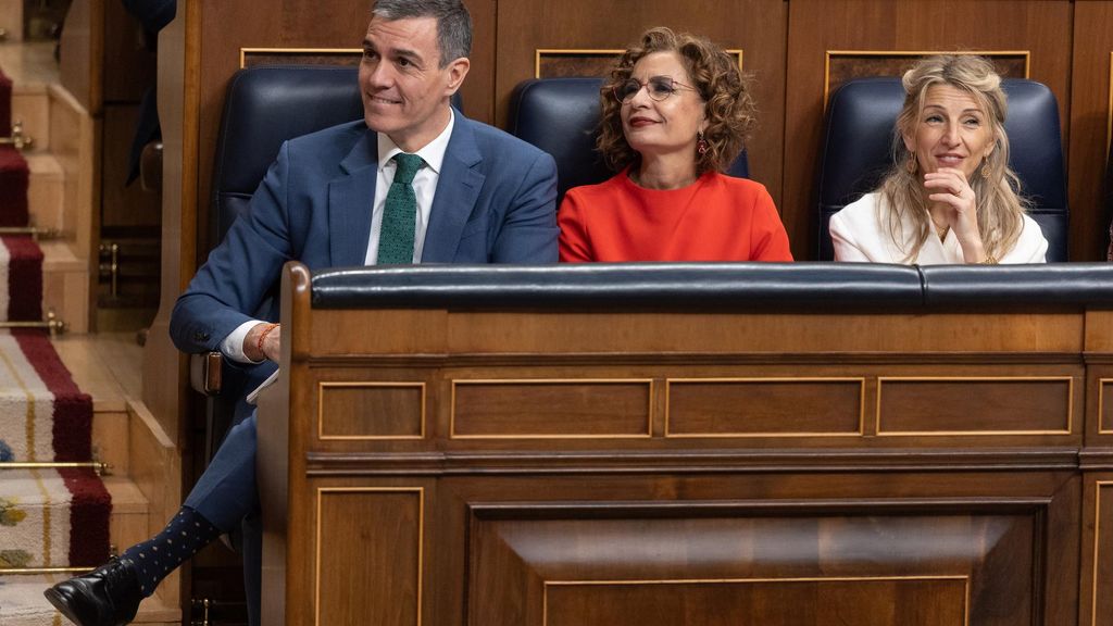 (I-D) El presidente del Gobierno, Pedro Sánchez; la ministra de Hacienda, María Jesús Montero y la vicepresidenta segunda, Yolanda Díaz, durante una sesión plenaria en el Congreso de los Diputados, a 26 de marzo de 2025, en Madrid (España).