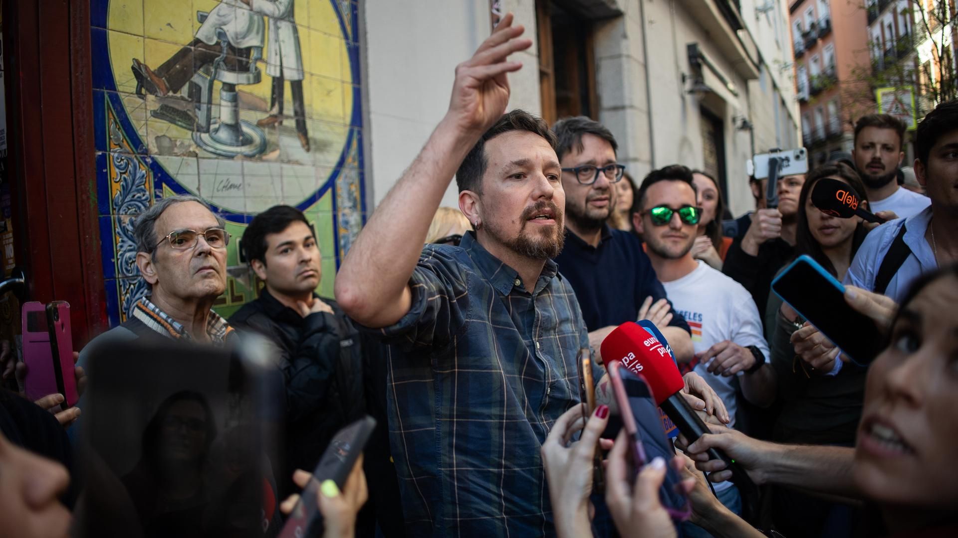 El exvicepresidente y exsecretario general de Podemos Pablo Iglesias, atiende a los medios de comunicación a su llegada a la presentación de su nuevo libro 'Enemigos íntimos', en la Taberna Garibaldi