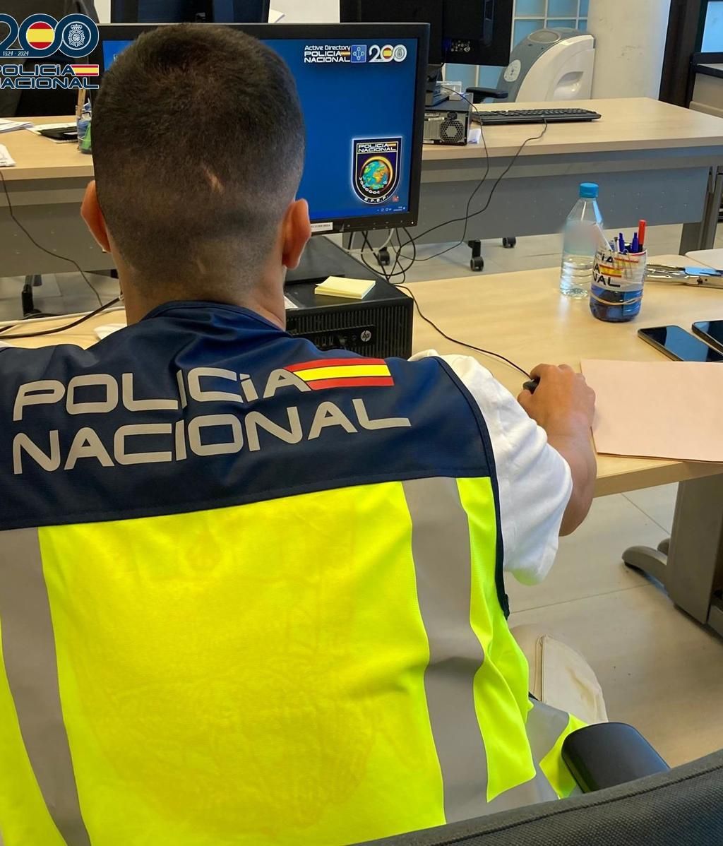 Agente de Policía Nacional en el aeropuerto de Ibiza