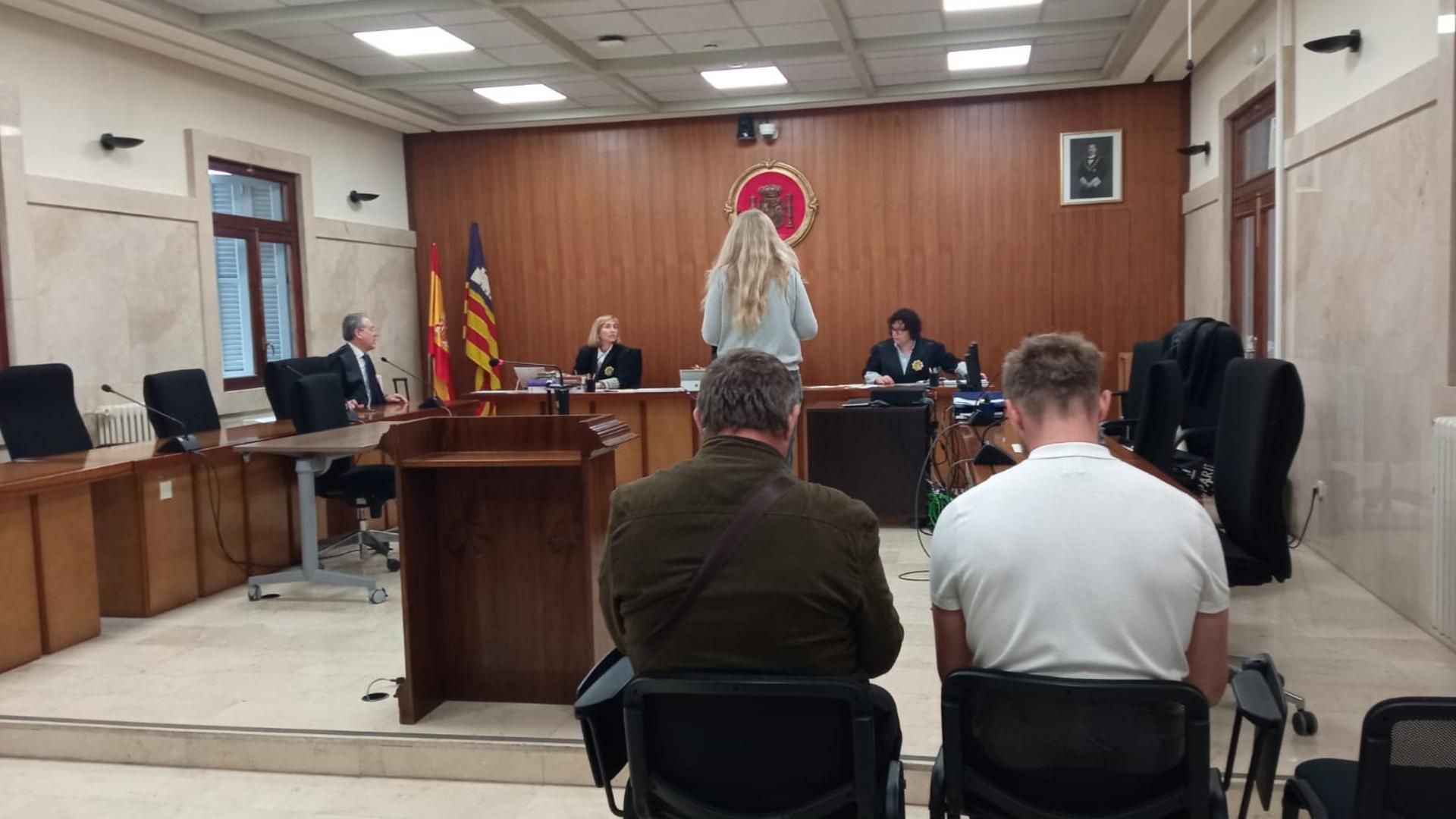 Los dos condenados, en la Audiencia Provincial.