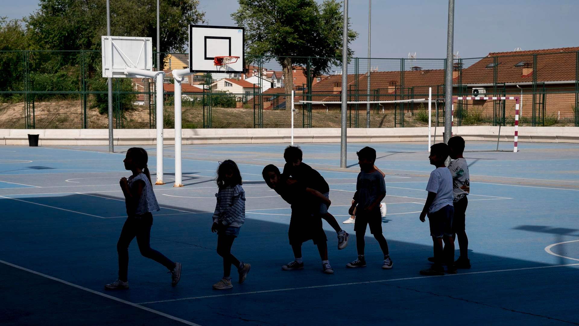 Archivo - Varios niños en el patio de un colegio madrileño Archivo - Varios niños en el patio de un colegio madrileño
