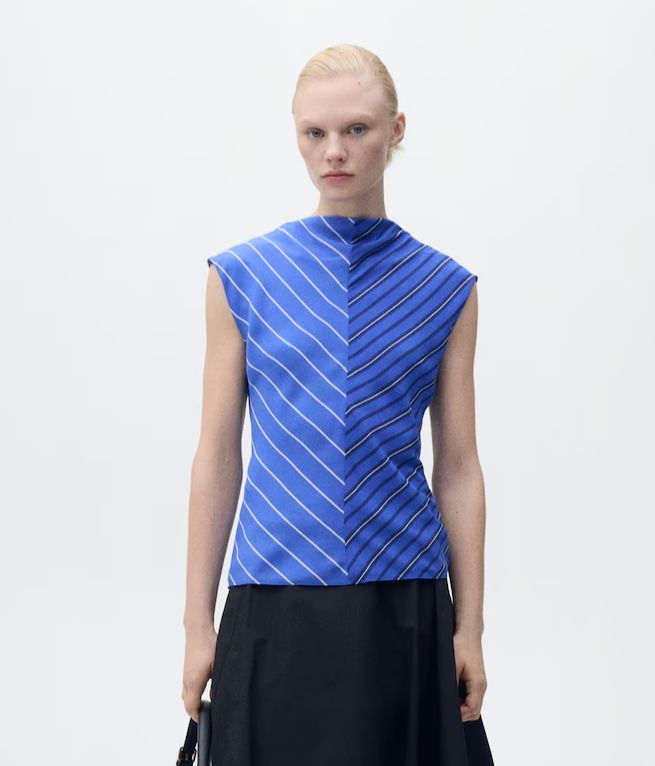 Blusa con print geométrico en tonos azules