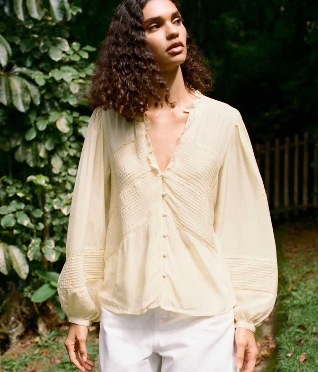 Blusa en color mantequilla con jaretas