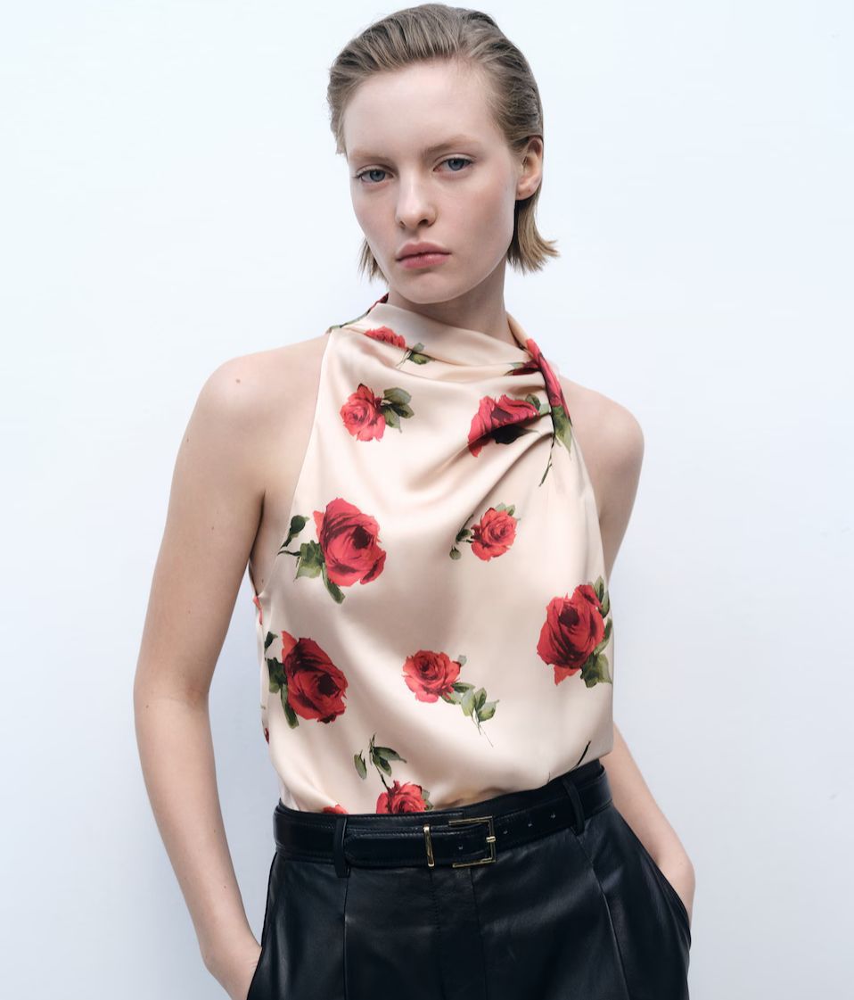 Blusa floral con fondo crudo en tejido satinado