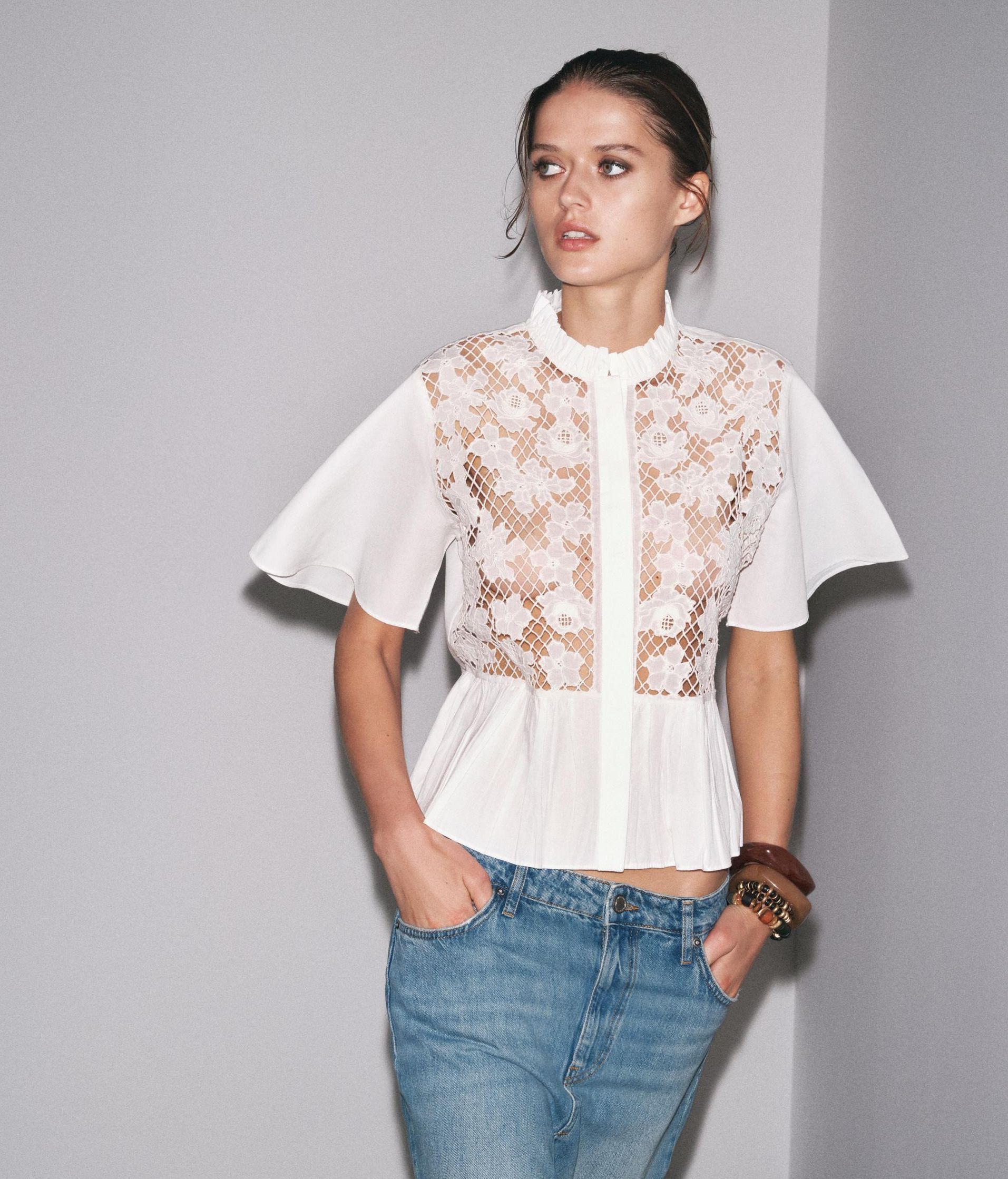 Camisa blanca con péplum y encaje