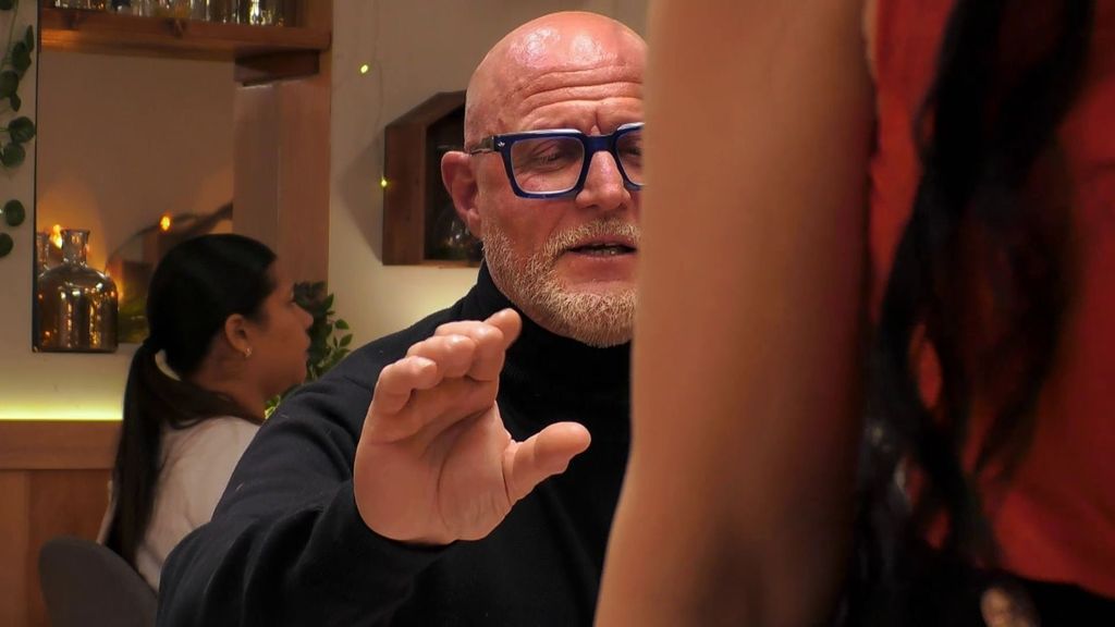 Dos solteros de ‘First Dates’ tontean de forma extrema en medio del restaurante: ¡él incluso intenta tocarle el culo a su cita!