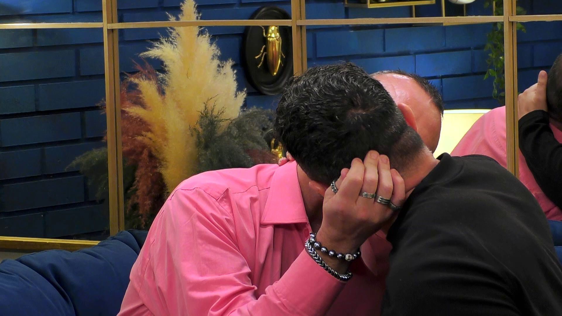 El beso de Pepe y Jorge en el reservado de 'First Dates'.