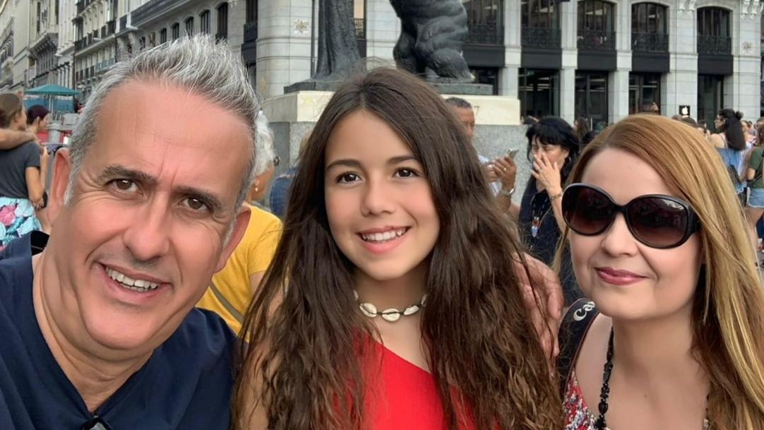 José Manuel y María José, junto a Kira en una foto tomada en el centro de Madrid