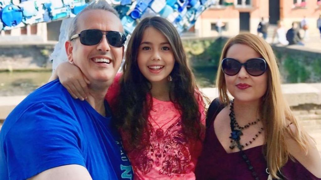 Kira López, junto a sus padres