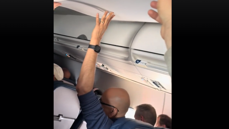 La impactante imagen del techo de un avión en pleno vuelo: se desprende la estructura y los pasajeros tienen que sujetarla