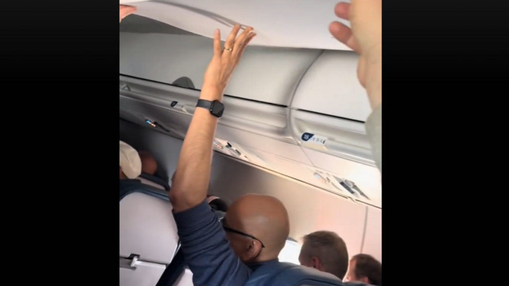 La impactante imagen del techo de un avión en pleno vuelo: se desprende la estructura y los pasajeros tienen que sujetarla