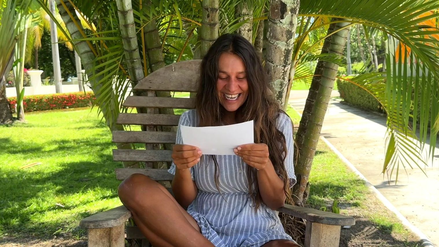 Laura Cuevas lee la carta a su yo futuro