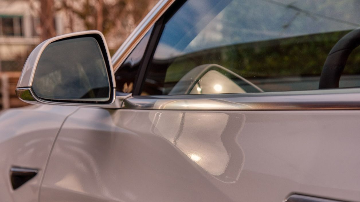 Los servicios de emergencias rescatan a un bebé que quedó atrapado en un coche en Santiago de Compostela