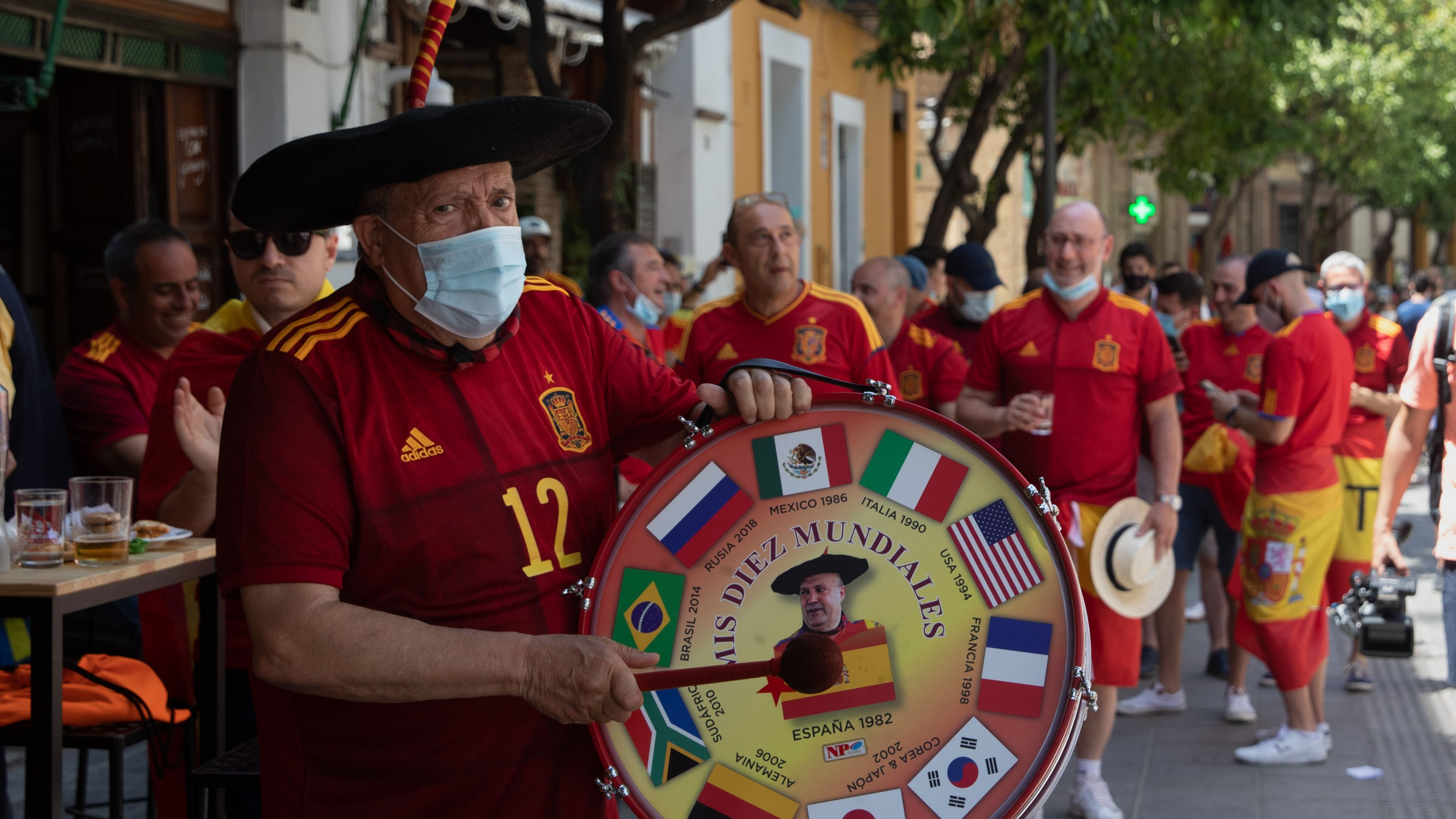 Manolo 'el del bombo' durante la celebración previa a un partido de la Eurocopa 2020