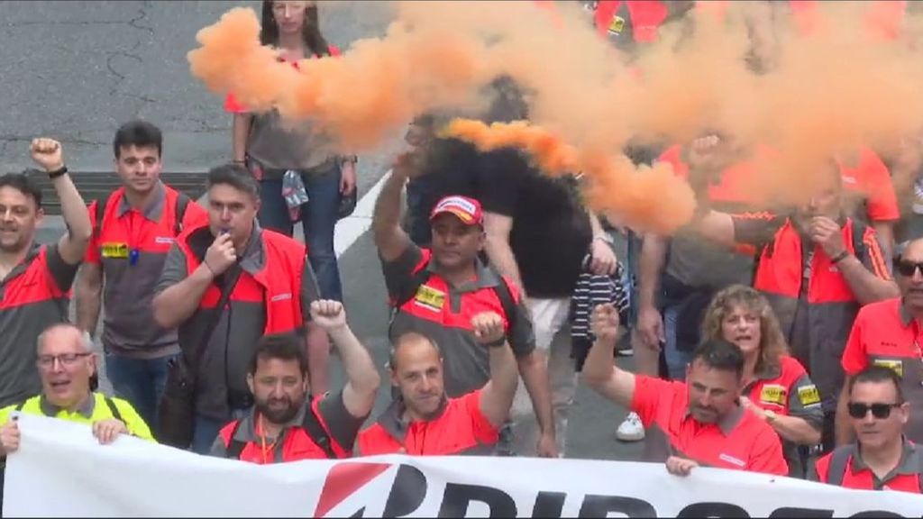 Los trabajadores de Bridgestone paralizan la fábrica de Cantabria y cortan la carretera