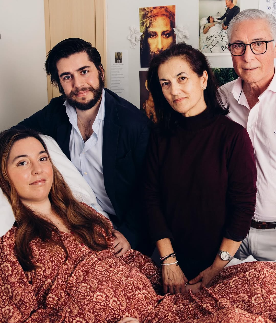 Belén Domínguez, su prometido y sus padres.