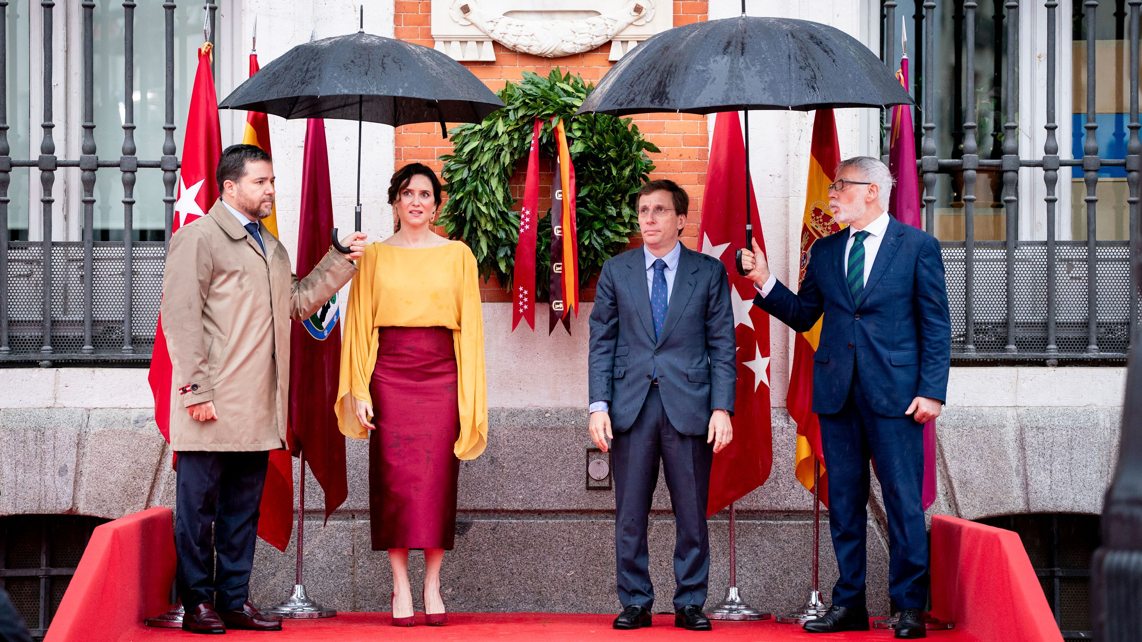 La Comunidad de Madrid celebra el Dos de Mayo con lluvia y tormenta política