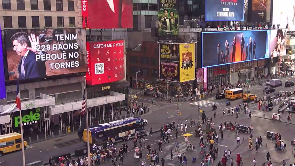 Compromís "recibe" a Mazón en Nueva York con un mensaje en Times Square