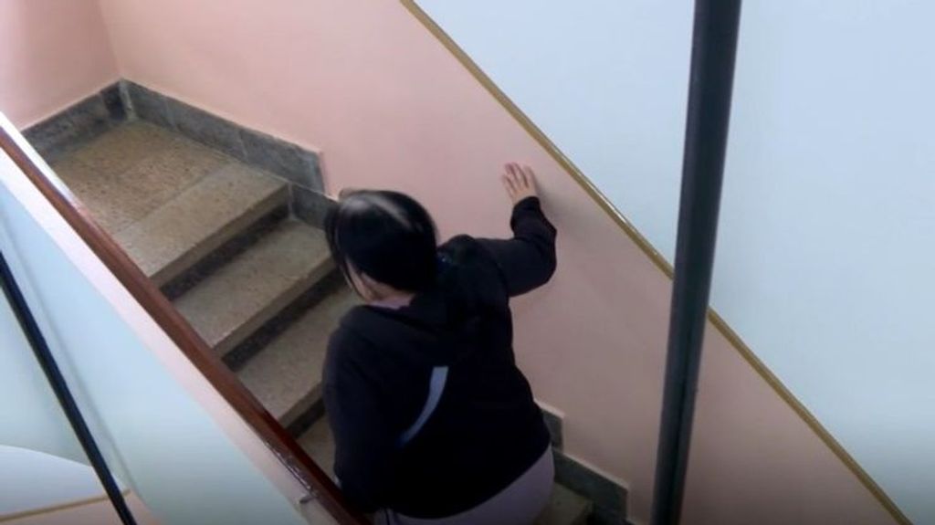 Edificios sin ascensor y bajos llenos de lodo seis meses después de la DANA de Valencia