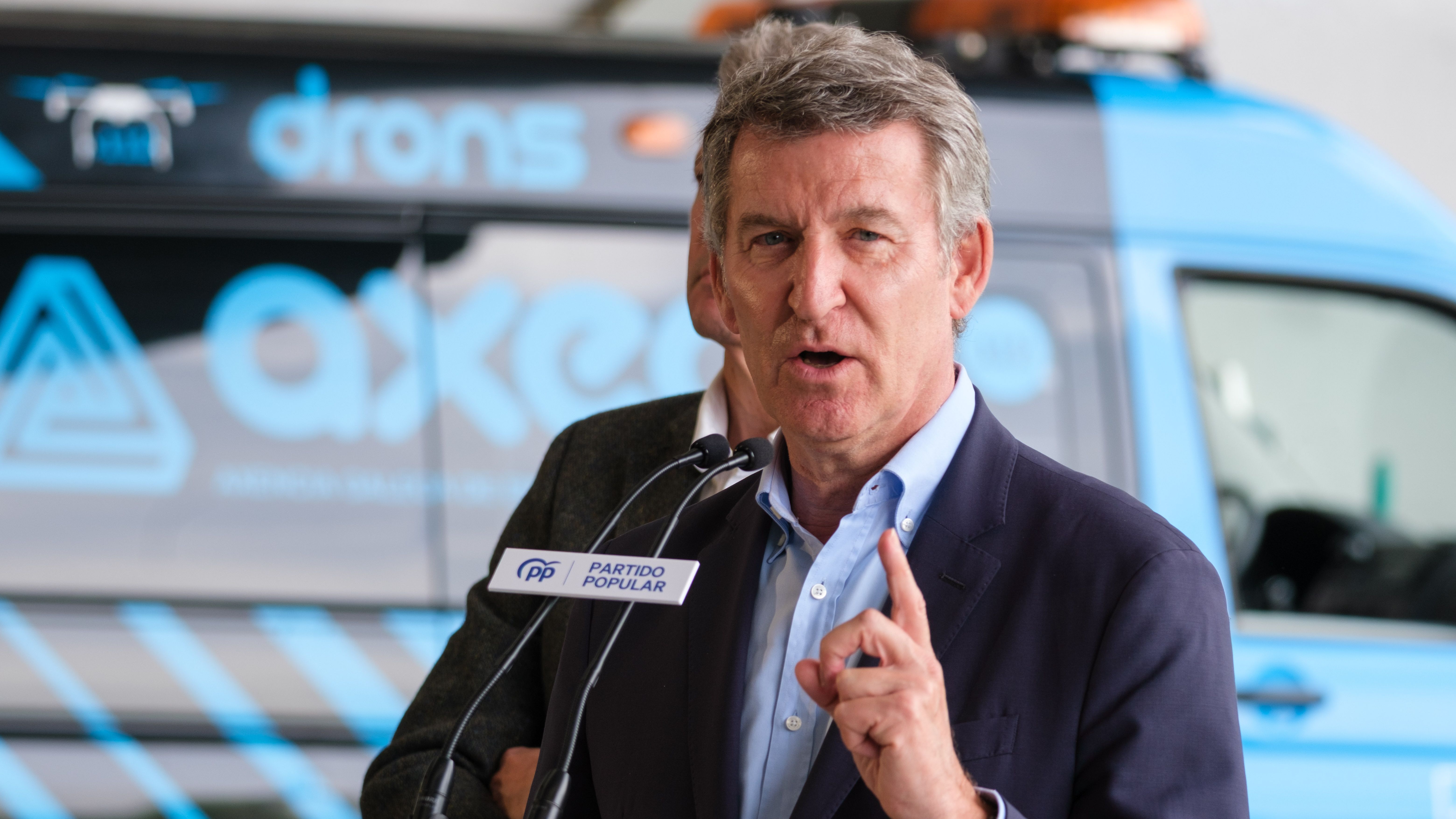 El presidente del Partido Popular, Alberto Núñez Feijóo, visita el Centro Integrado de Atención a las Emergencias (CIAE), Pontevedra