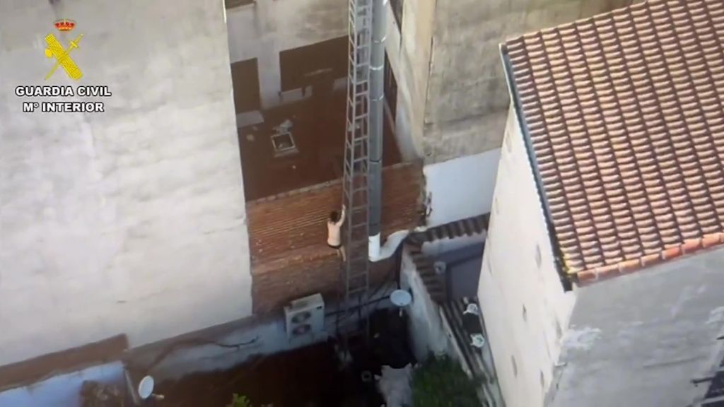 Huye por los tejados de las casas de Ávila para evitar ser detenido tras ser acusado de violencia de género