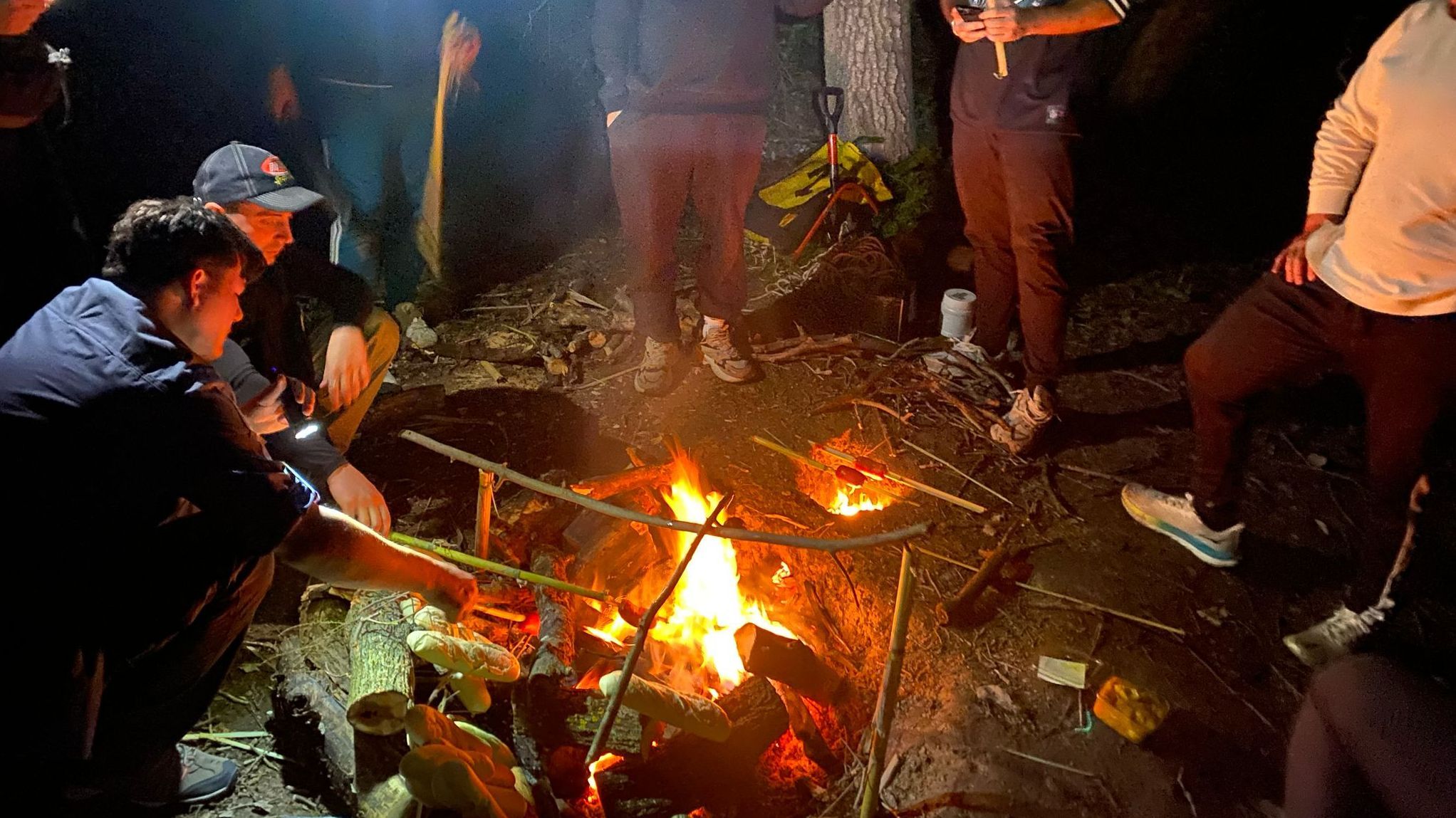 Los alumnos aprenden a hacer fuego y a encontrar refugio para pasar la noche al raso