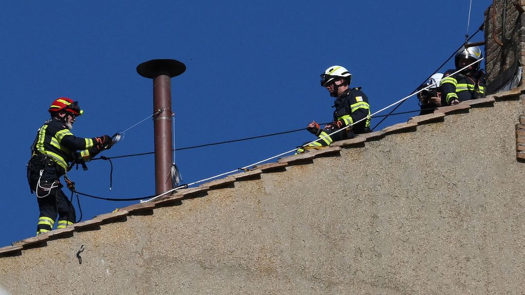 Los bomberos instalan la chimenea en la Capilla Sixtina que anunciará el nuevo papa.