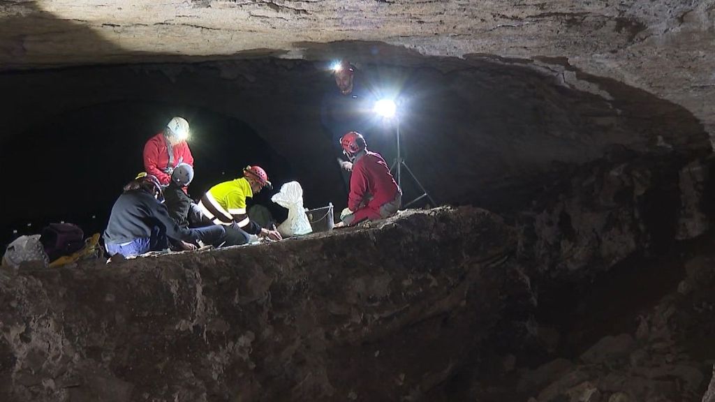 Un equipo de Noticias Cuatro entra en la cueva de Ojo Guareña, Burgos