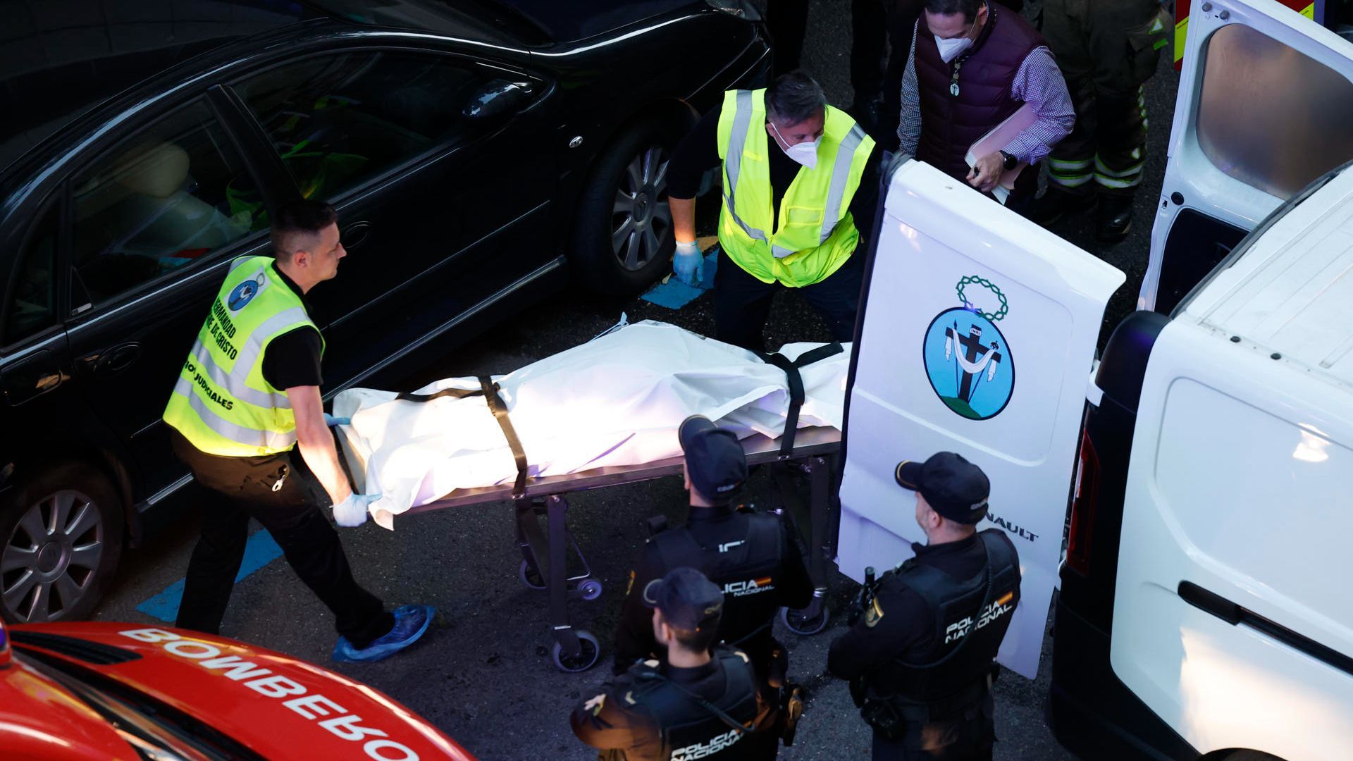 Un fallecido y varios intoxicados por humo en un incendio en un edificio de Zaragoza