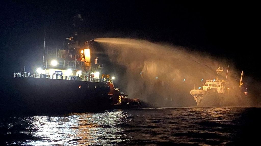 Un remolcador apaga un incendio en el buque 'Conscience' de la Flotilla de la Libertad de Gaza fuera de las aguas territoriales maltesas