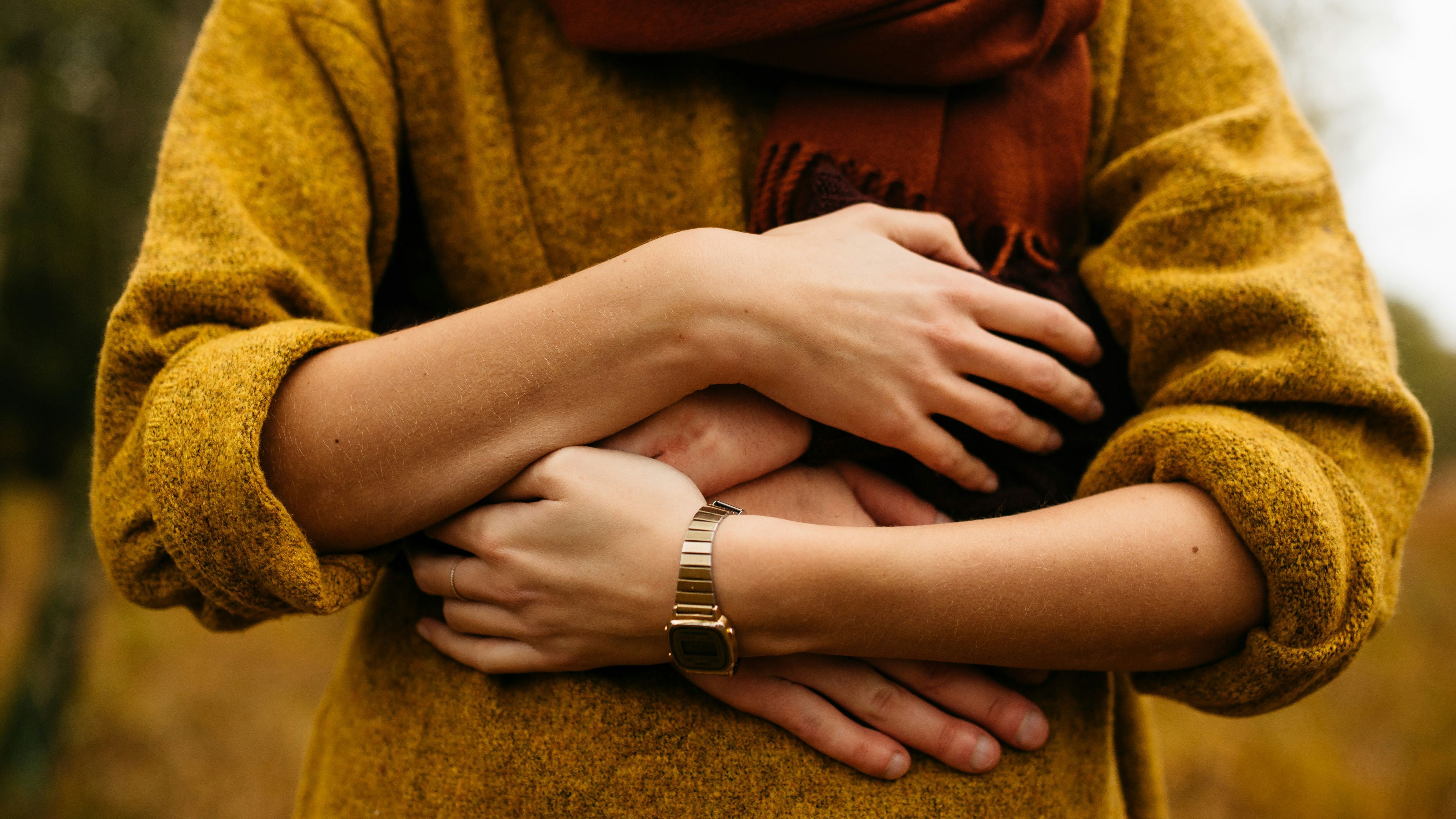 abrazo pareja unsplash