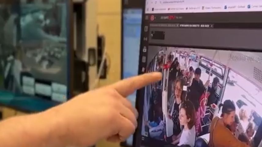Agentes visionando cámaras de autobuses de Barcelona