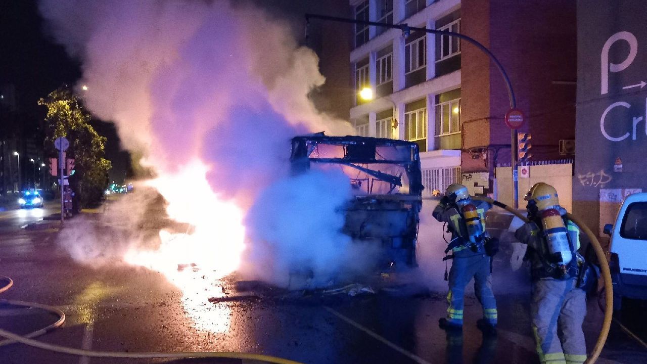 Arde un autobús público en L'Hospitalet y el fuego que quema otros 5 vehículos y un semáforo
