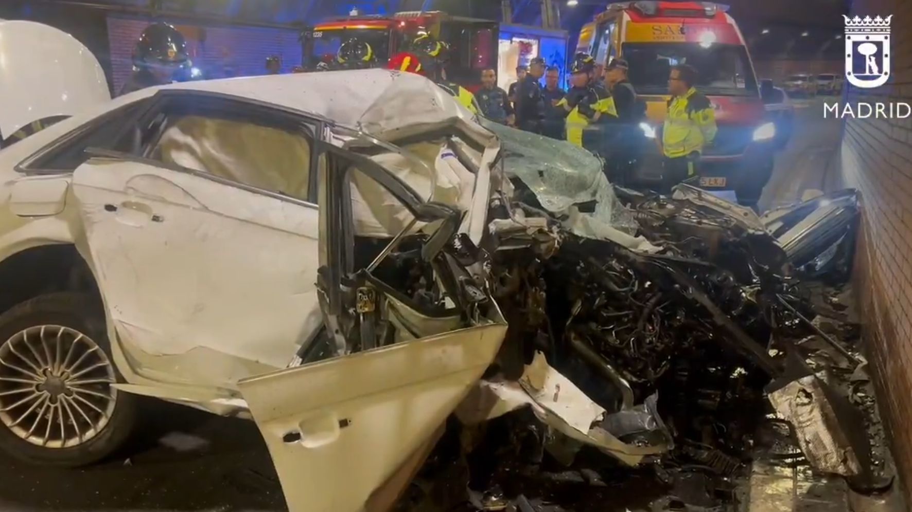 Coche destrozado tras sufrir un accidente en un túnel de Madrid