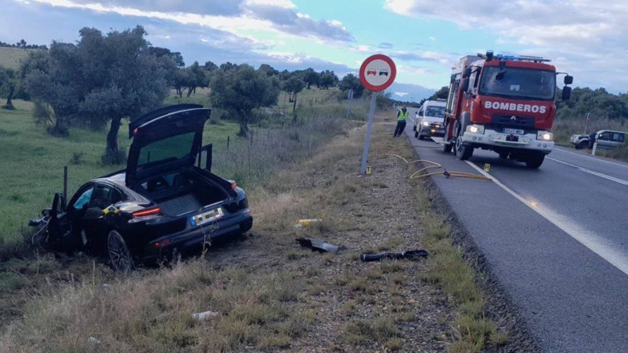 Cuatro fallecidos en una colisión frontal entre dos turismos cerca de Plasencia, Cáceres