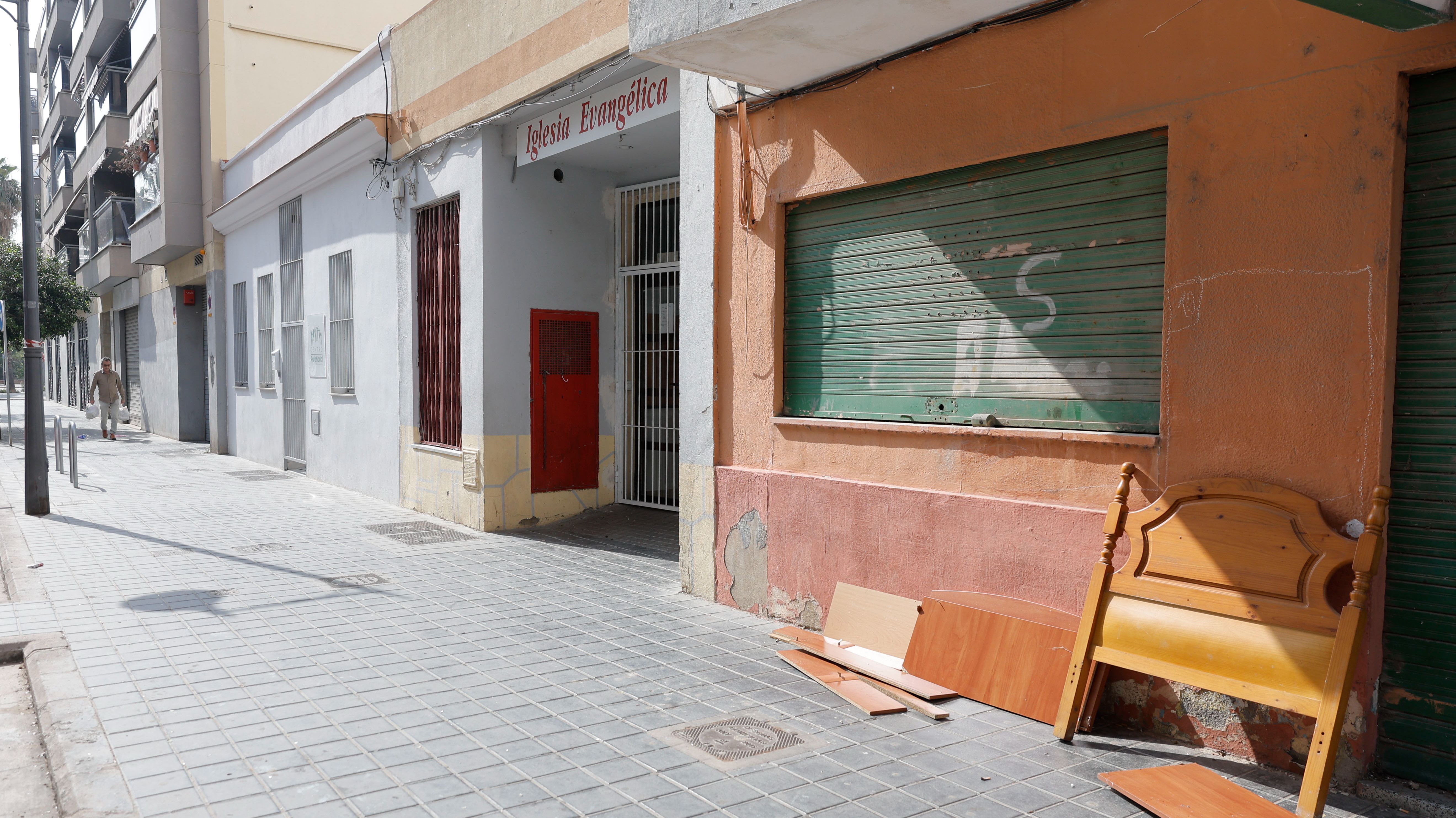 Imagen de la entrada a la iglesia evangélica en el barrio valenciano de Nazaret, donde ha tenido lugar la reyerta en la que ha muerto un joven