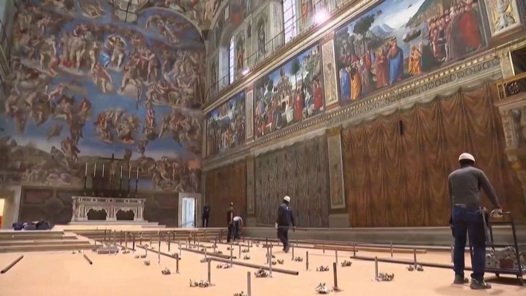 La Capilla Sixtina apresura su preparación para el cónclave